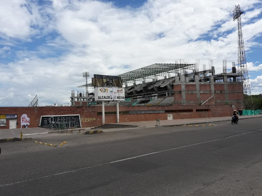 Soledad en los alrededores del Guillermo Plazas Alcid afectado por la interrupción en las obras de remodelación.