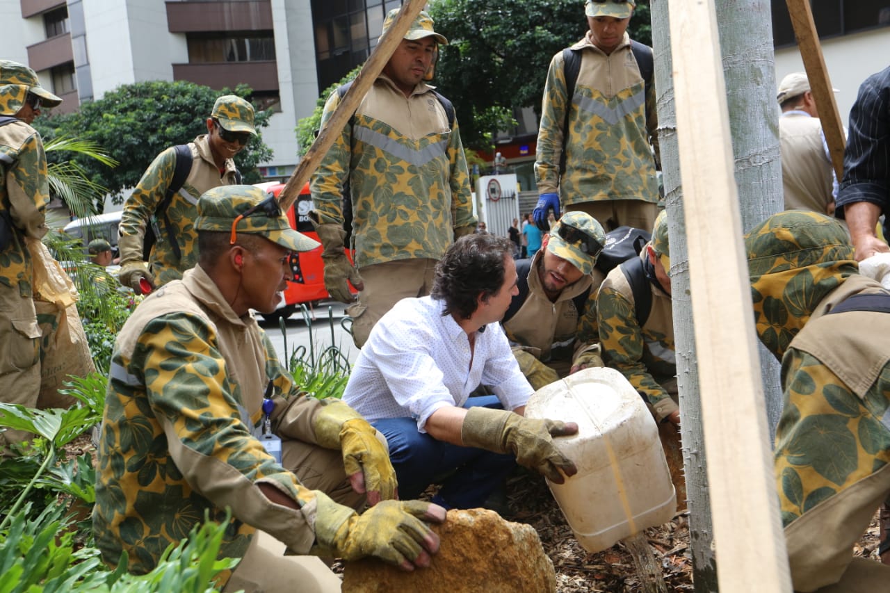El alcalde de Medellín, Federico Gutiérrez, y los jardineros del centro.
