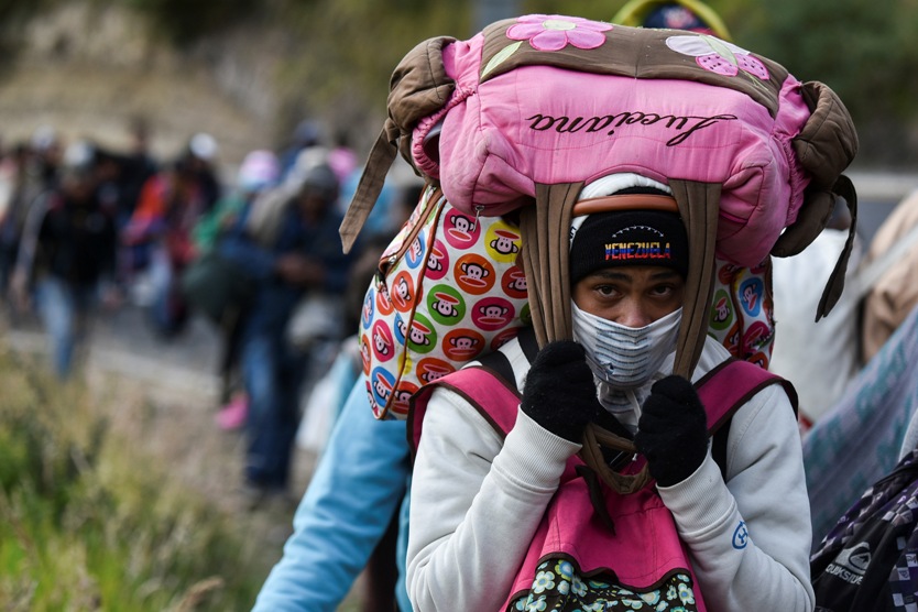 Migrantes venezolanos caminando entre Colombia y Ecuador.