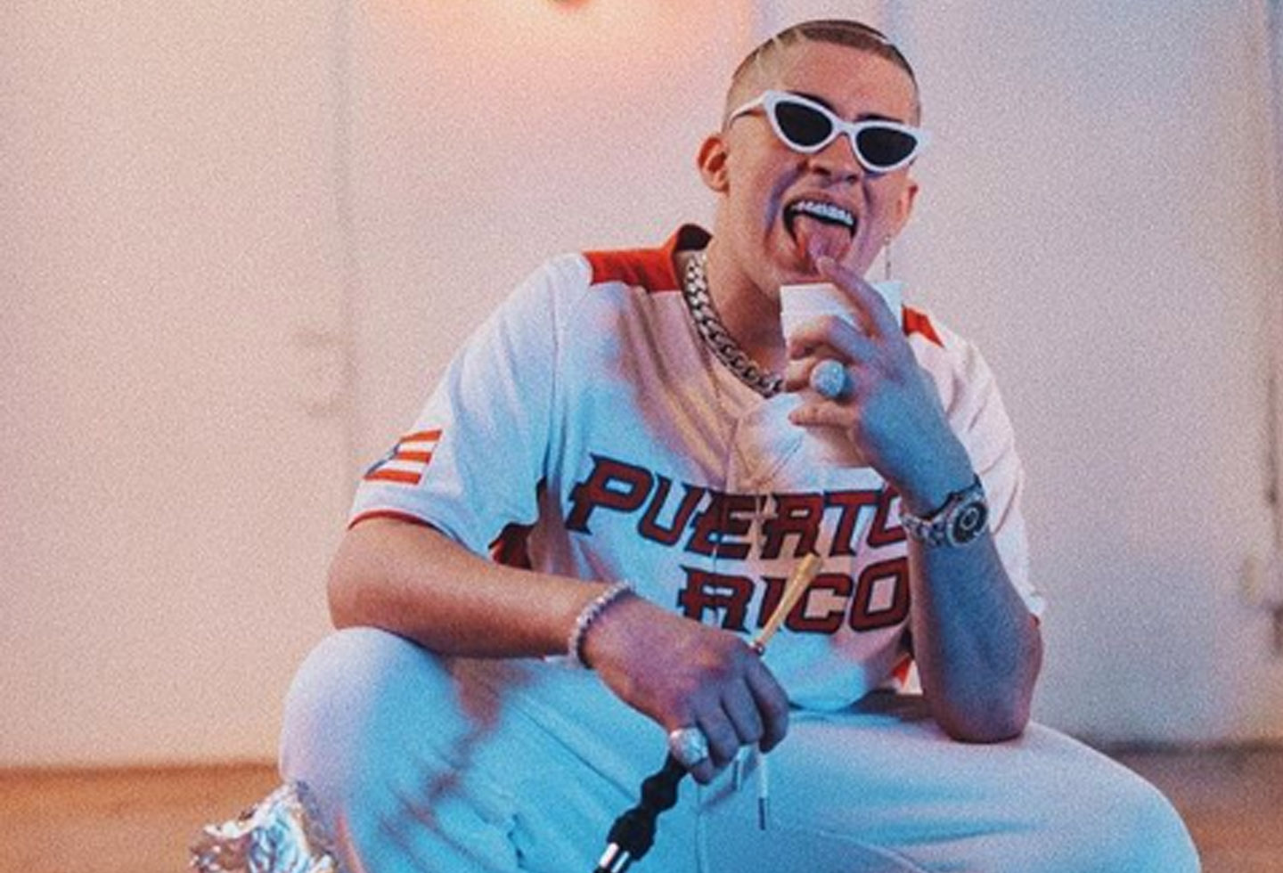 Estoy obsesionada con los vaqueros de padre de Bad Bunny en los Grammy