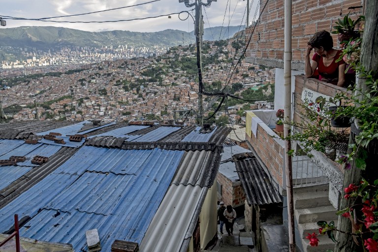 Un habitante divisa un sector de la Comuna 13 de Medellín