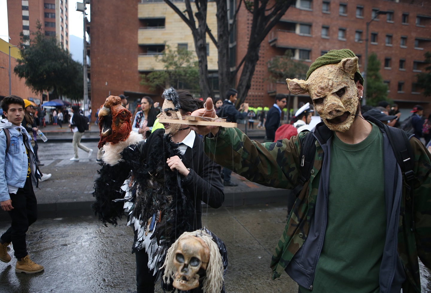 Por medio de zombies, los estudiantes representaron la falta de recursos para la educación superior del país.