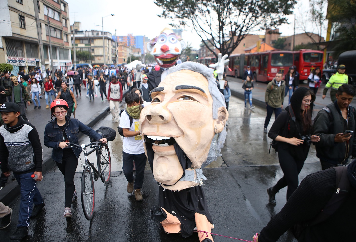 Los estudiantes dejaron volar toda su creatividad para exigirle al Gobierno Nacional con el apoyo de 11 universidades privadas.