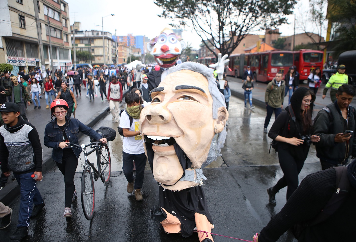 Los estudiantes dejaron volar toda su creatividad para exigirle al Gobierno Nacional con el apoyo de 11 universidades privadas.  