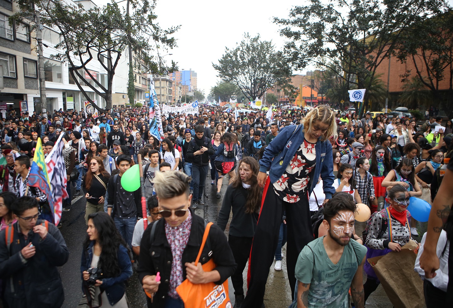 Las movilizaciones, en las que los estudiantes reclaman más atención y recursos del Estado para las instituciones públicas, se dirigían hacia el centro de la capital, punto de confluencia de las protestas. 