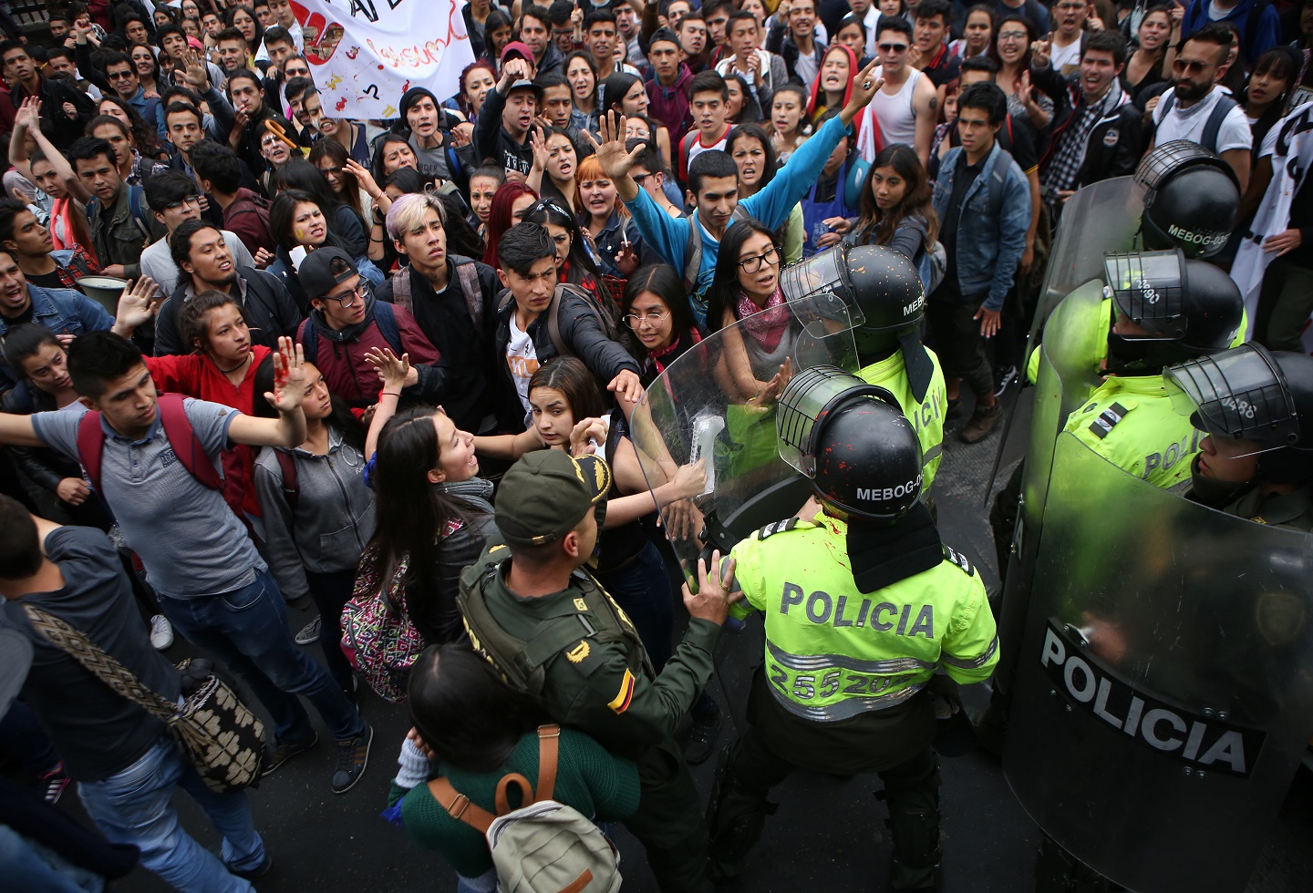 A pesar de que las marchas han concurrido en completa normalidad, más de 1500 policías custodian las manifestaciones. 