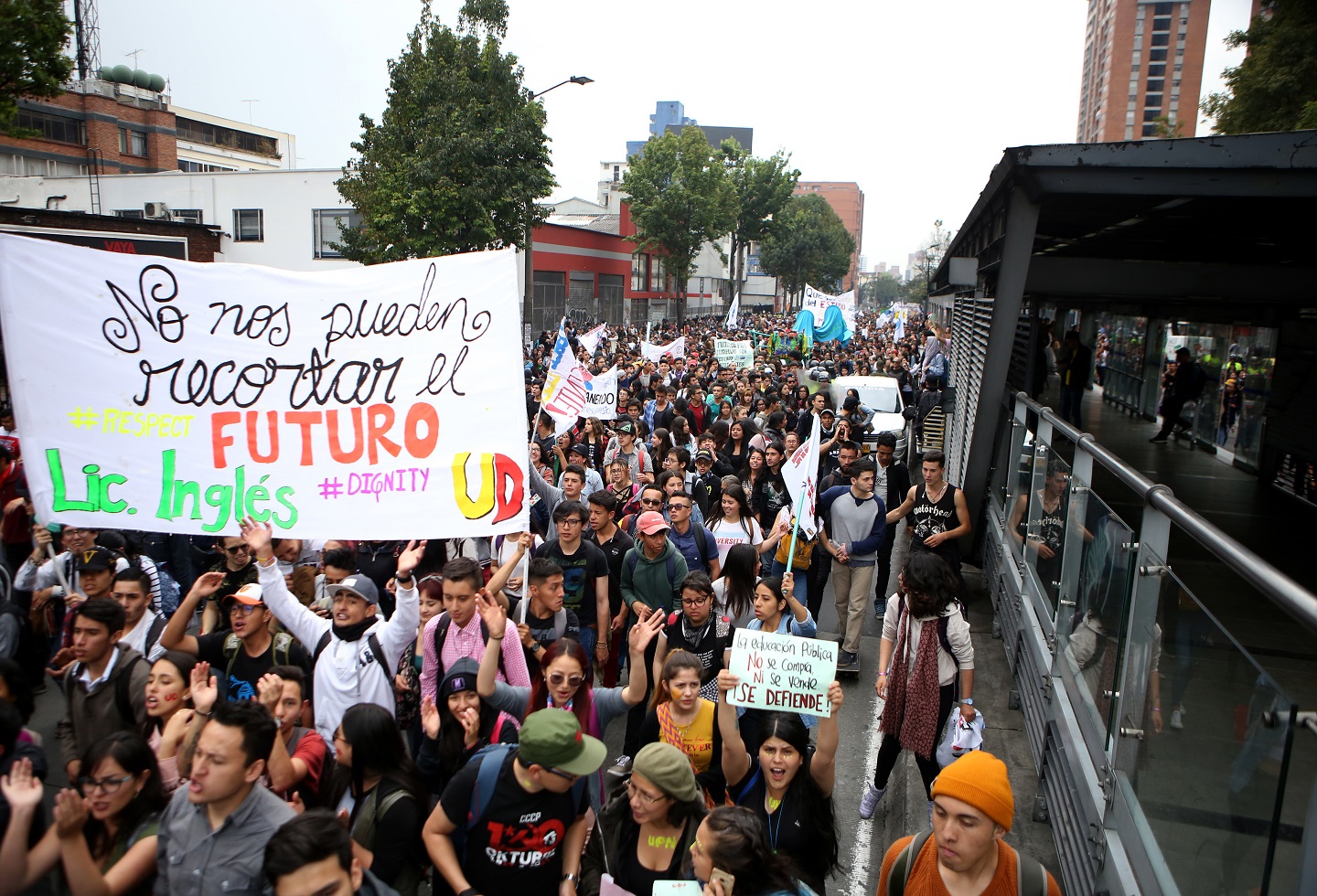 La jornada se llevó a cabo simultáneamente en varias ciudades del país en que más de 450.000 personas han salido a movilizarse.