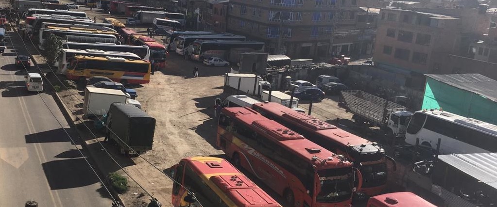 Buses parquean sobre la Av Carrera 80 en Kennedy