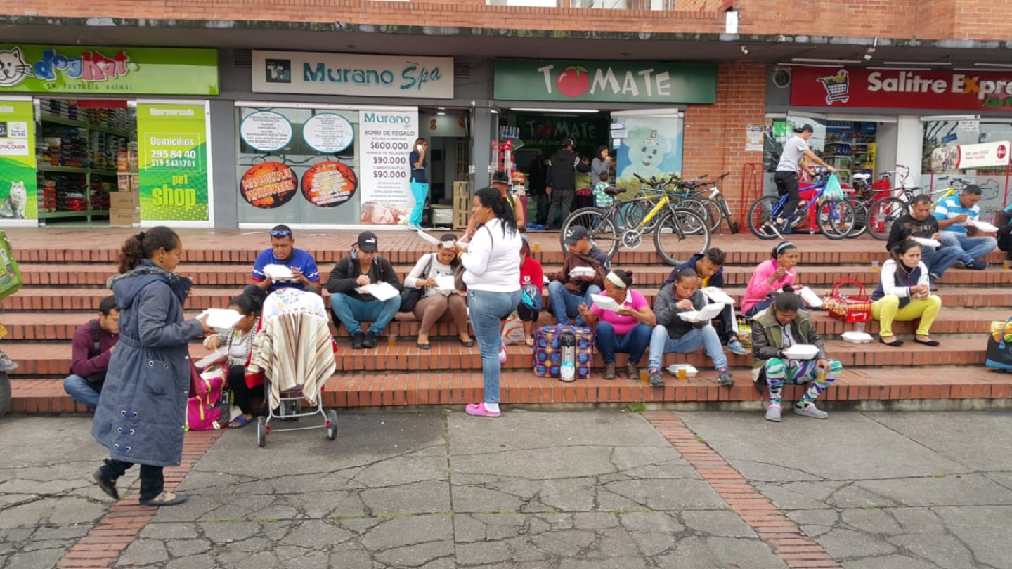 Vecinos del Terminar de Transportes Salitre se solidarizan con los venezolanos recién llegados a Bogotá.