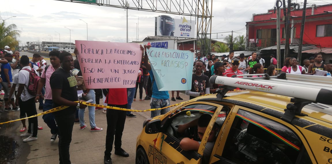 Estudiantes bloquean vía de acceso al puerto de Buenaventura.