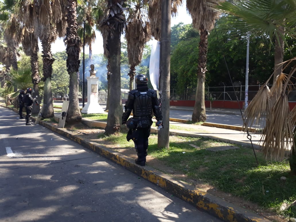 Esmad llega a la Universidad del Valle para hacer frente a bloqueos.