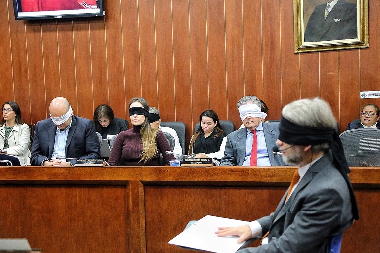 Congresistas con ojos vendados