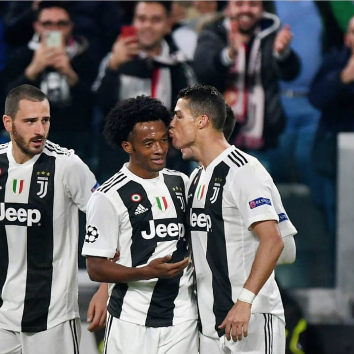 Beso de Cristiano a Cuadrado en Juventus