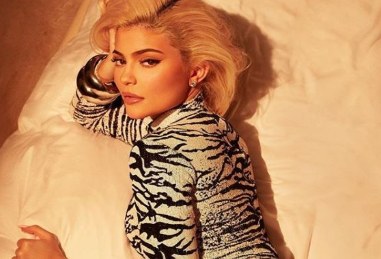 Kylie Jenner Y Las Sensuales Fotos De Su Calendario 2019 Rcn Radio 