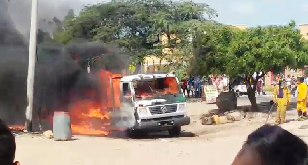 Patrulla de la Policía quemada por contrabandistas de combustibles