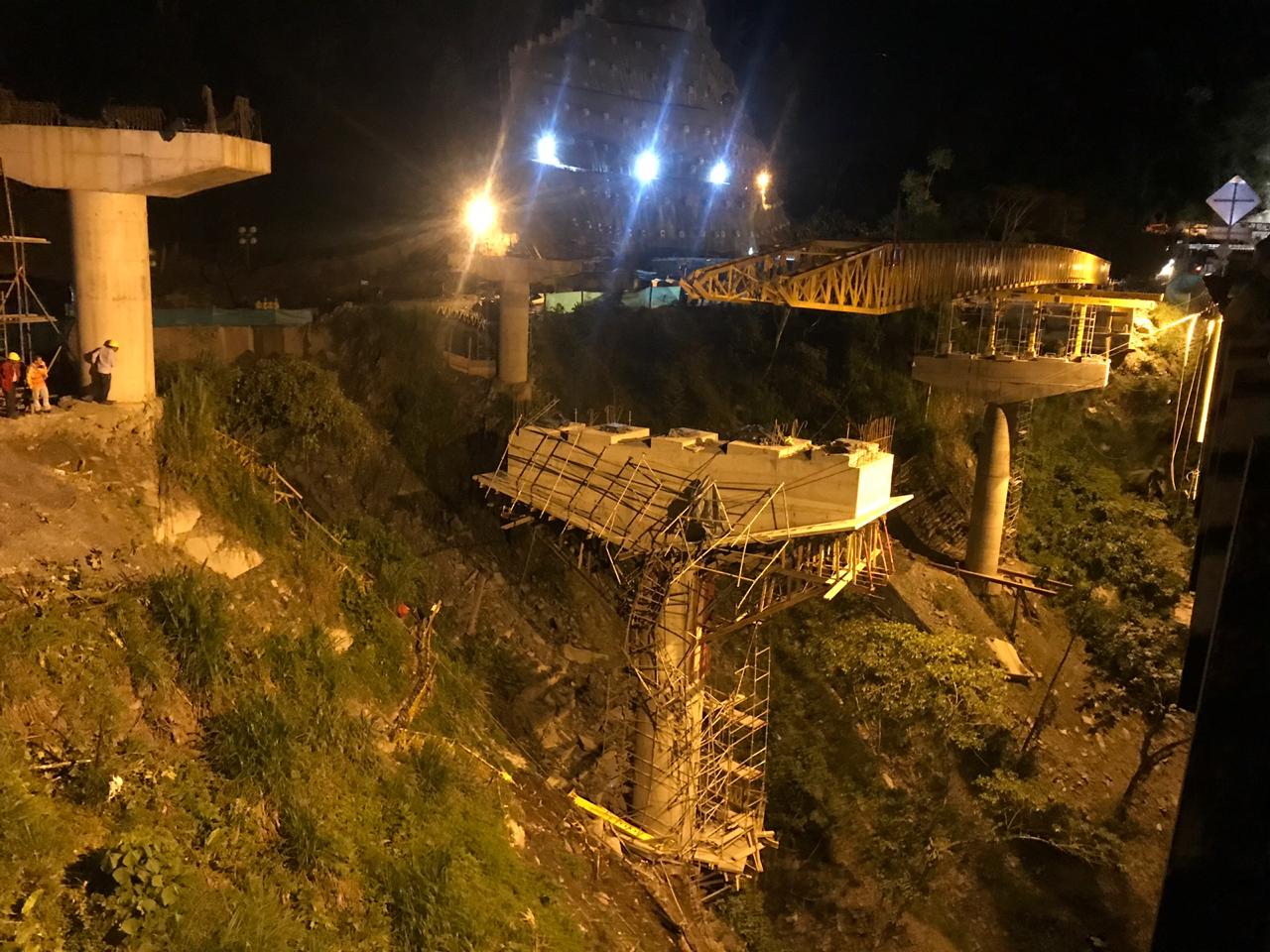 Desplome del Puente Pala en la Vía al Llano.