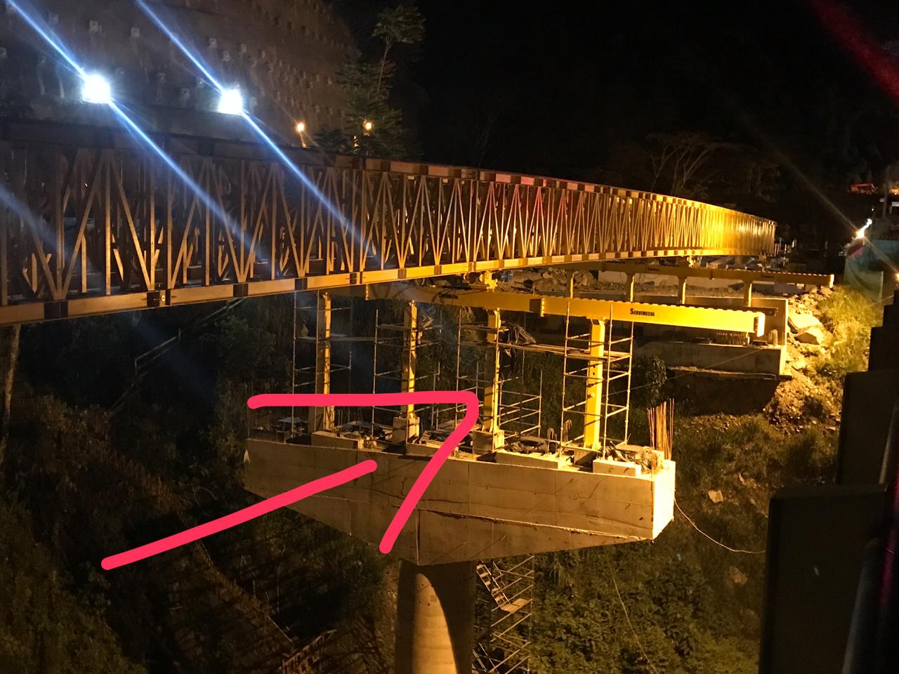 Autoridades investigan las causas del accidente en el puente La Pala.