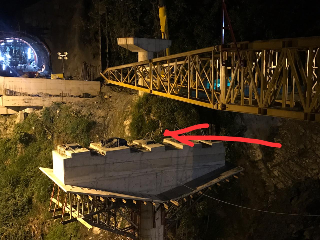 Los trabajadores que resultaron muertos en vía al Llano, cayeron 150 metros.