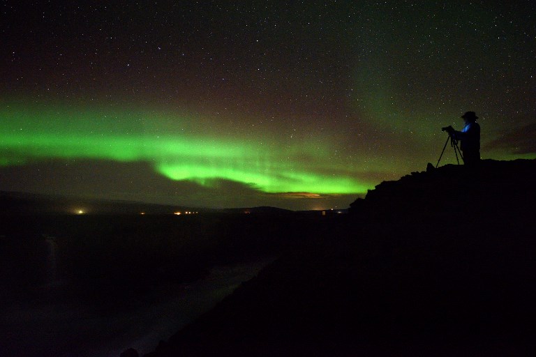 Viajar a una zona donde sea común el fenómeno de aurora boreal puede ser una experiencia única