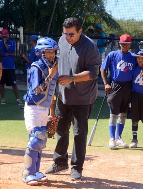 Yasser Mendez regalará nueve mil guantes a jovenes (3) Yasser Mendez regalará nueve mil guantes a jovenes (3)