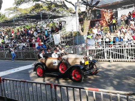 Mas 250 vehículos participaron en el desfile de la Feria de Cali.