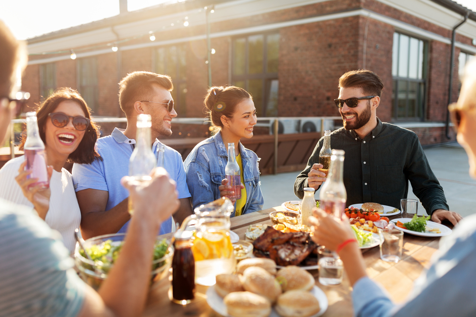 Jóvenes compartiendo un almuerzo