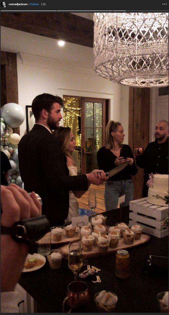 La pareja habría celebrado una ceremonia privada con amigos y familia. Liam y Miley aparecen partiendo una torta.