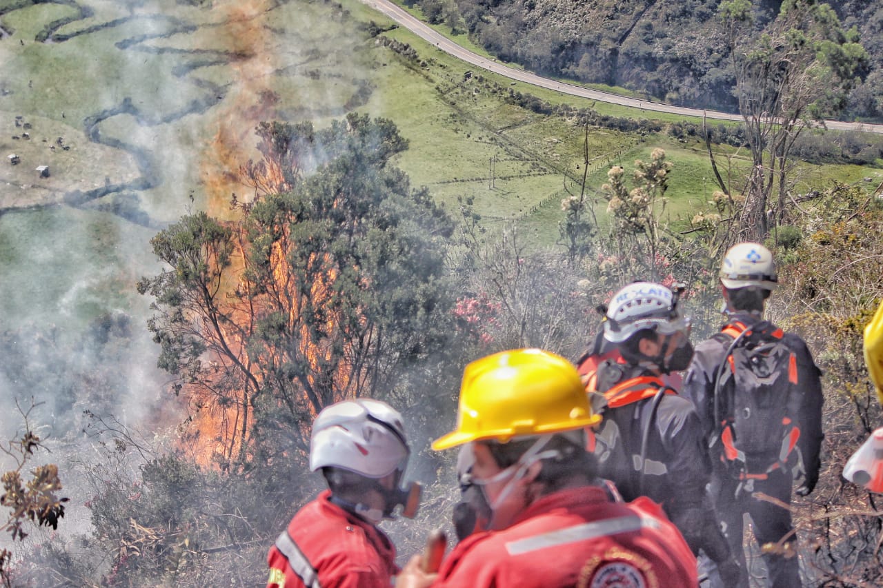 Bomberos de seis municipios trabajan en la extinción de las llamas en Cómbita (Boyacá)