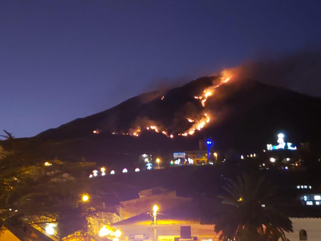 Así se ve el incendio forestal desde el casco urbano del municipio de Soatá. 