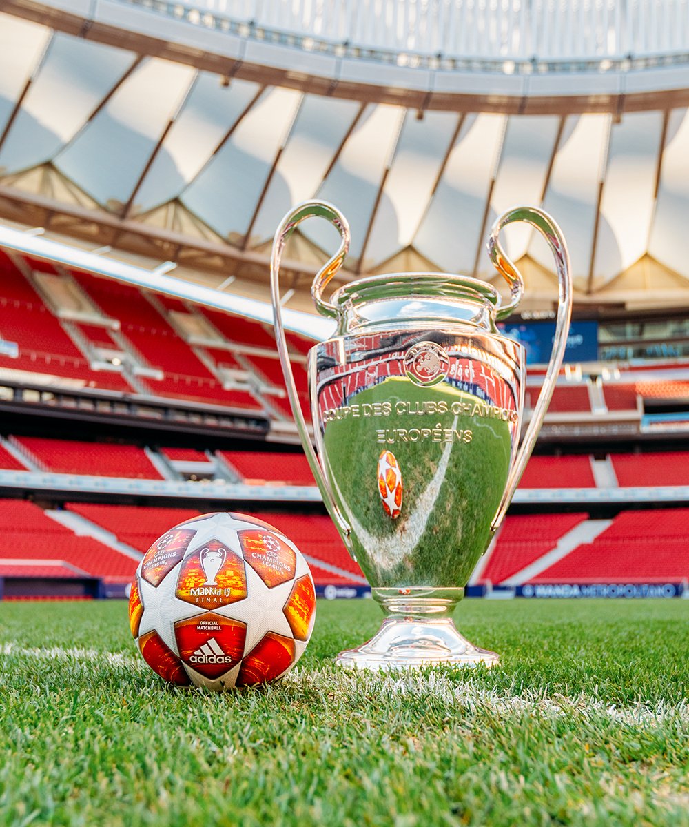 El balón de la Champions y la 'orejona', ansiado trofeo de la máxima cita de clubes de Europa