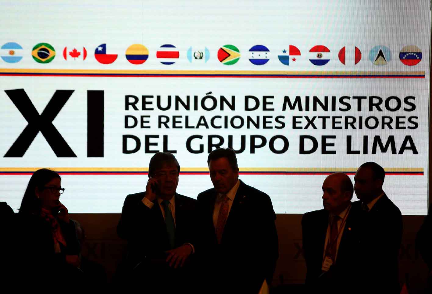 En medio de los continuos estallidos de violencia en las zonas limítrofes de Venezuela, cobra fuerza la opción radical contra Maduro, quien cuenta con el apoyo de Rusia y Cuba.