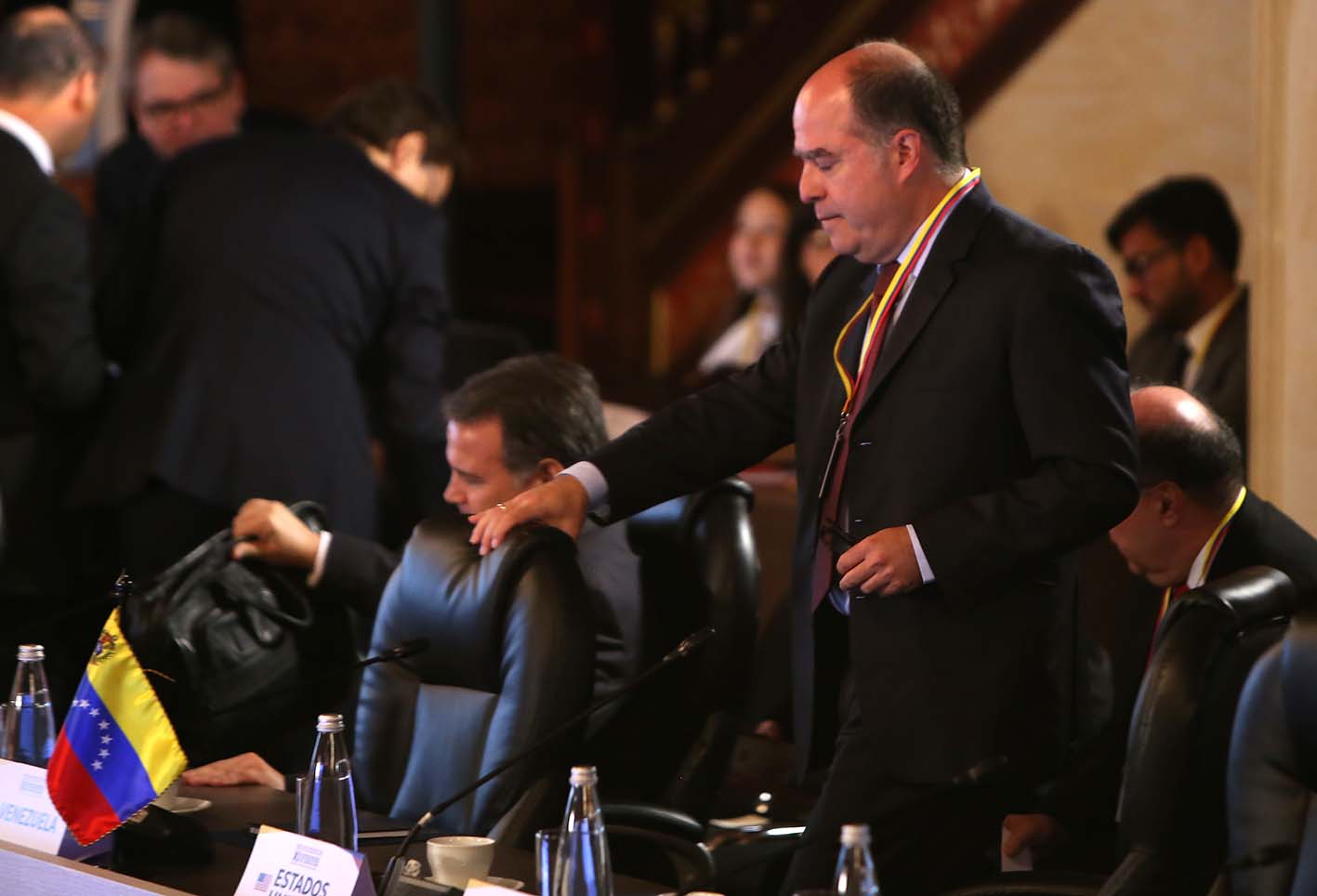 Colombia pretende reforzar la figura de Guaidó y sus alternativas para salir de Maduro, quien a su vez se aferra cada vez más a los militares.
