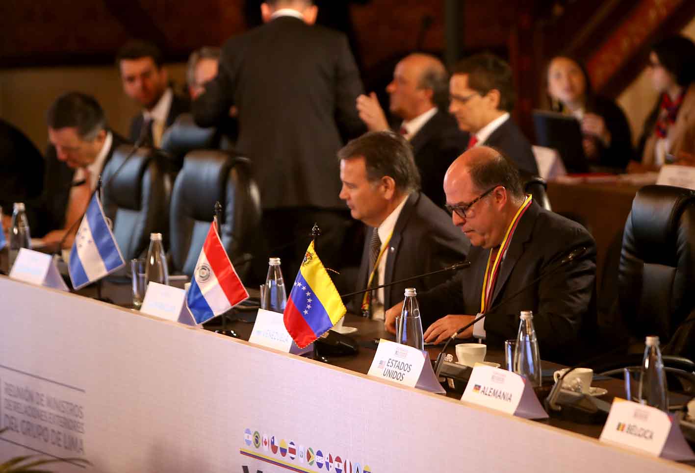 Lo cierto es que la tensión no cede en las fronteras de Venezuela con Colombia y Brasil, cerradas por orden de Maduro.