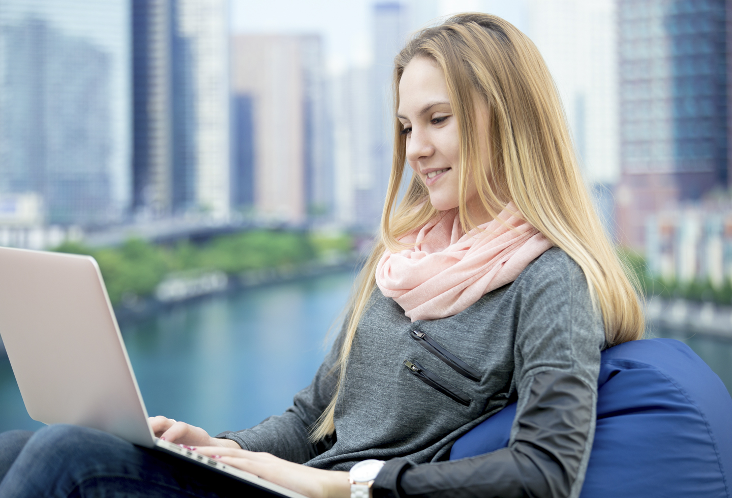 Una joven asiste una clase virtual en el exterior