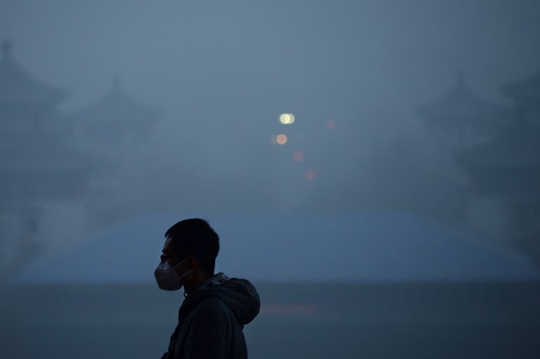 Fuerte contaminación del aire en un parque de Beijing.