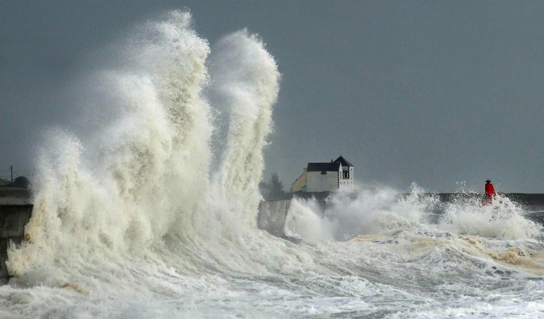 Fuertes cambios climáticos en el puerto de Lesconil, en el oeste de Francia.