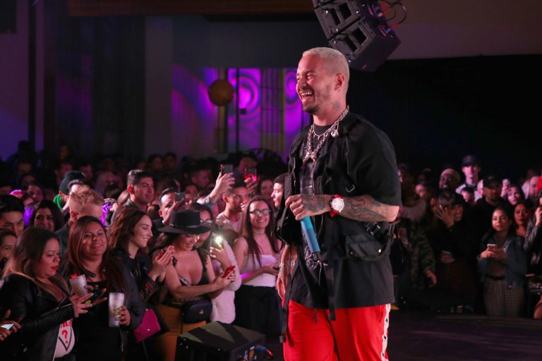 J Balvin durante un concierto