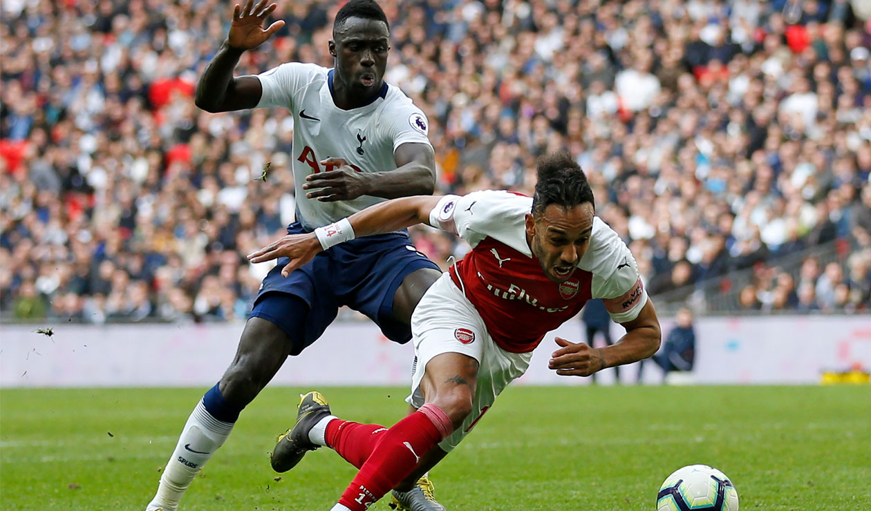 Dávinson Sánchez presiona a Pierre Emerick Aubameyang en el partido Totenham Vs. Arsenal en la Premier League