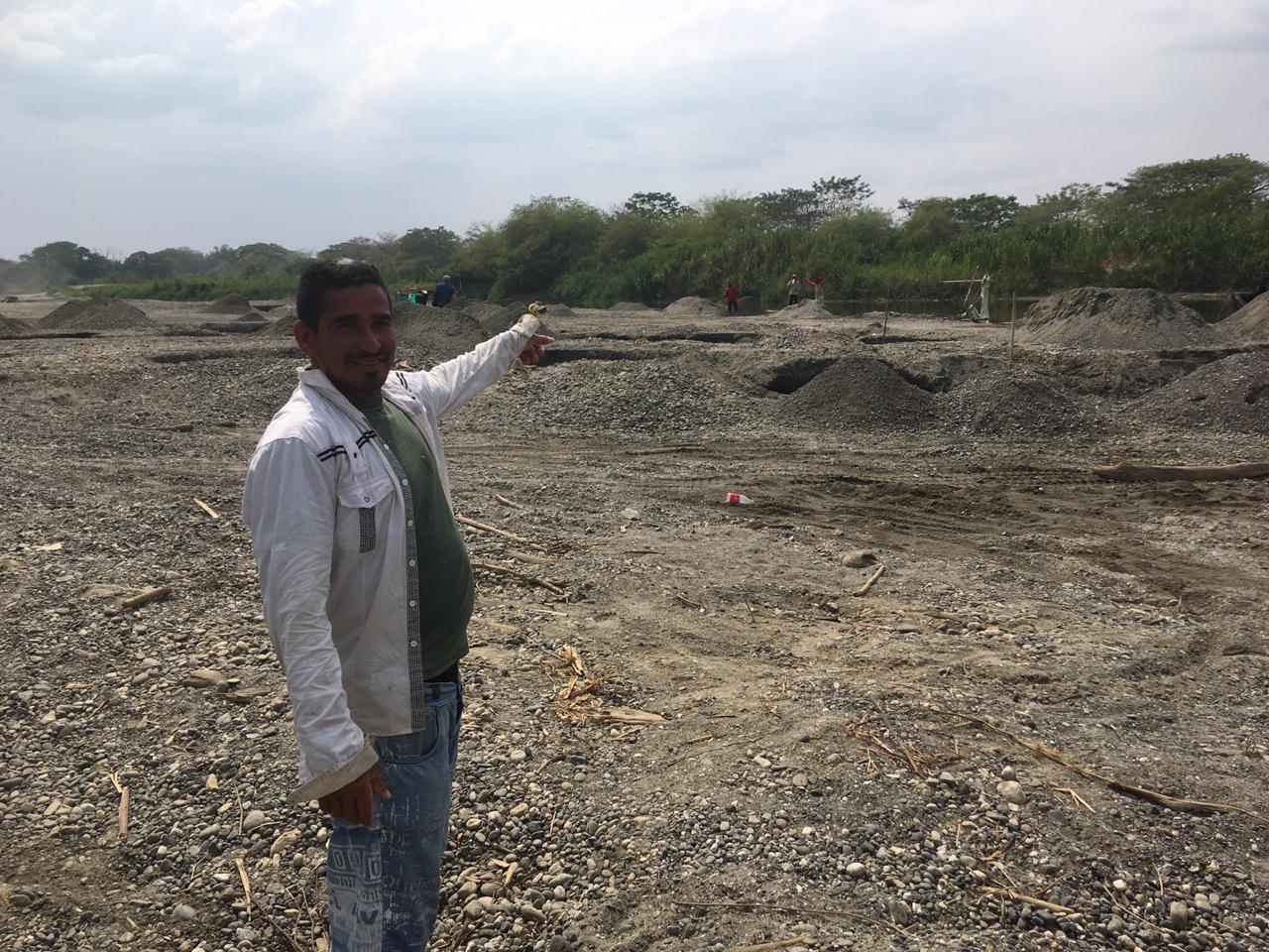Barequero de Caucasia en el Rio Cauca