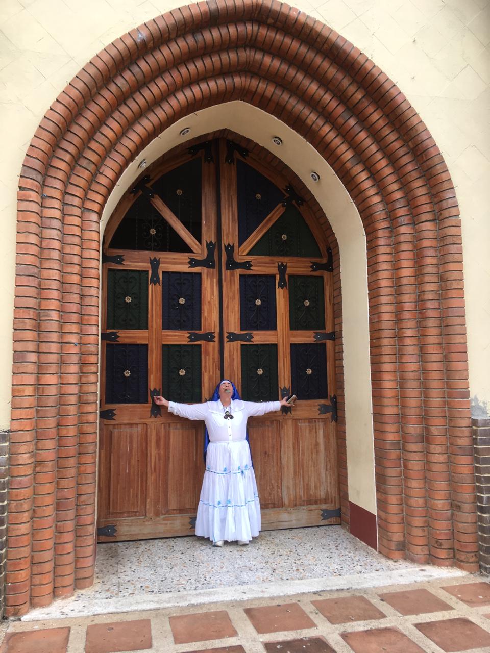 Mujer implorando en iglesia de Tarazá