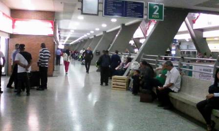 Pasajeros varados en la terminal de Cali.