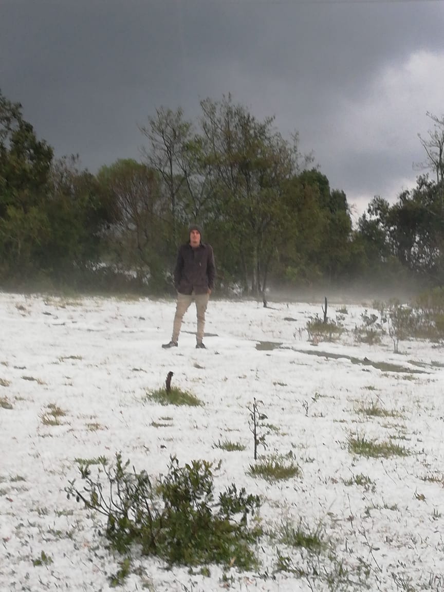 Los habitantes de la vereda Torres aprovecharon para tomarse fotografías con la nieve que cayó en Ráquira (Boyacá)