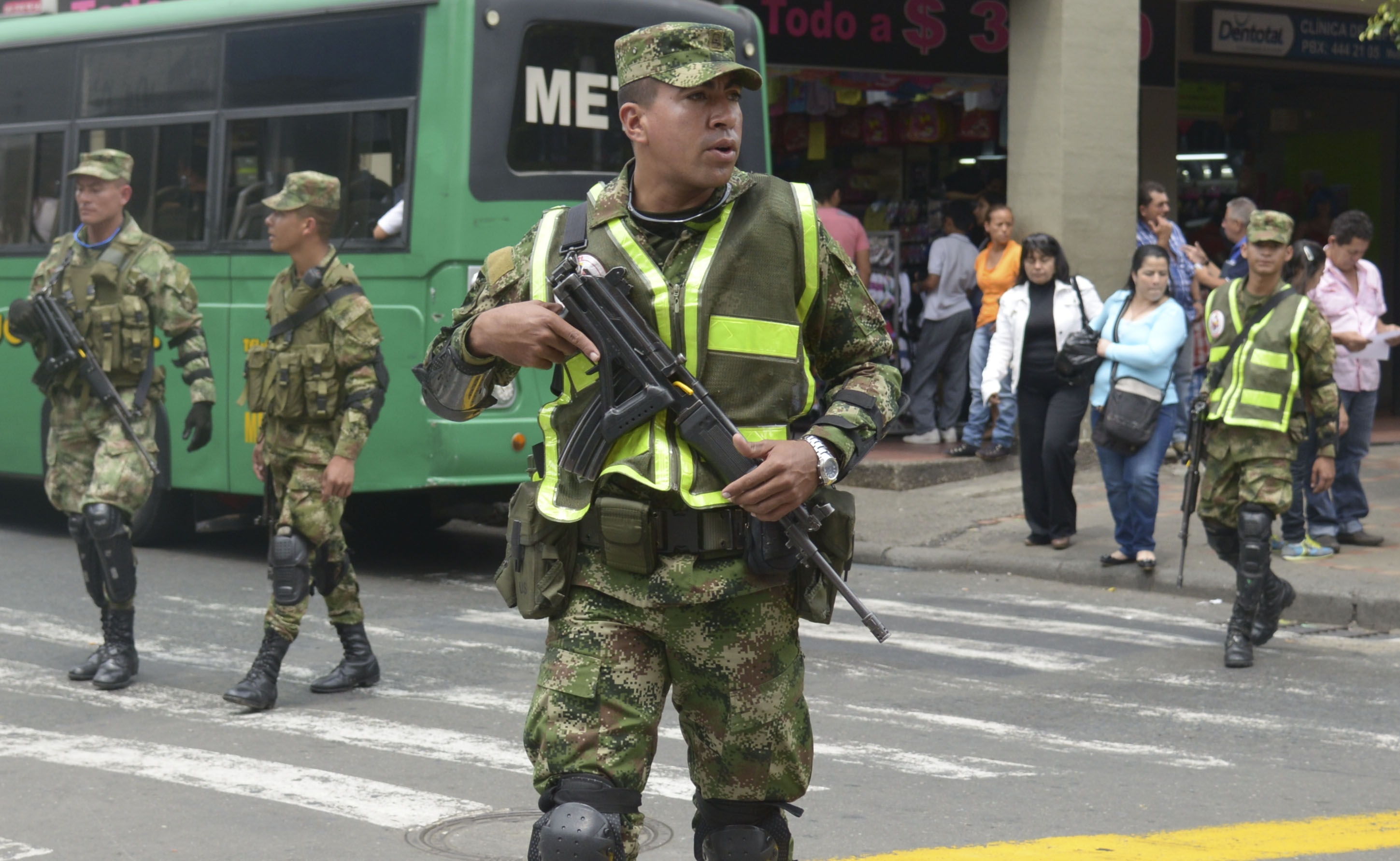 Ejército y Policía patrullan a población de Bello (Antioquia)