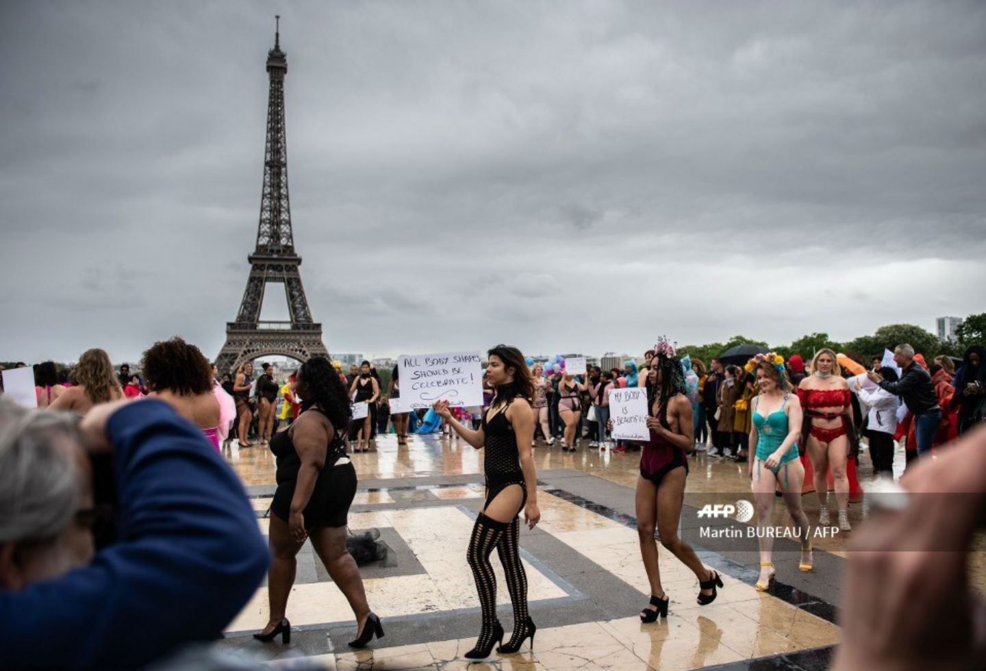 Modelos gorditas desfilaron frente a la Torre Eiffel