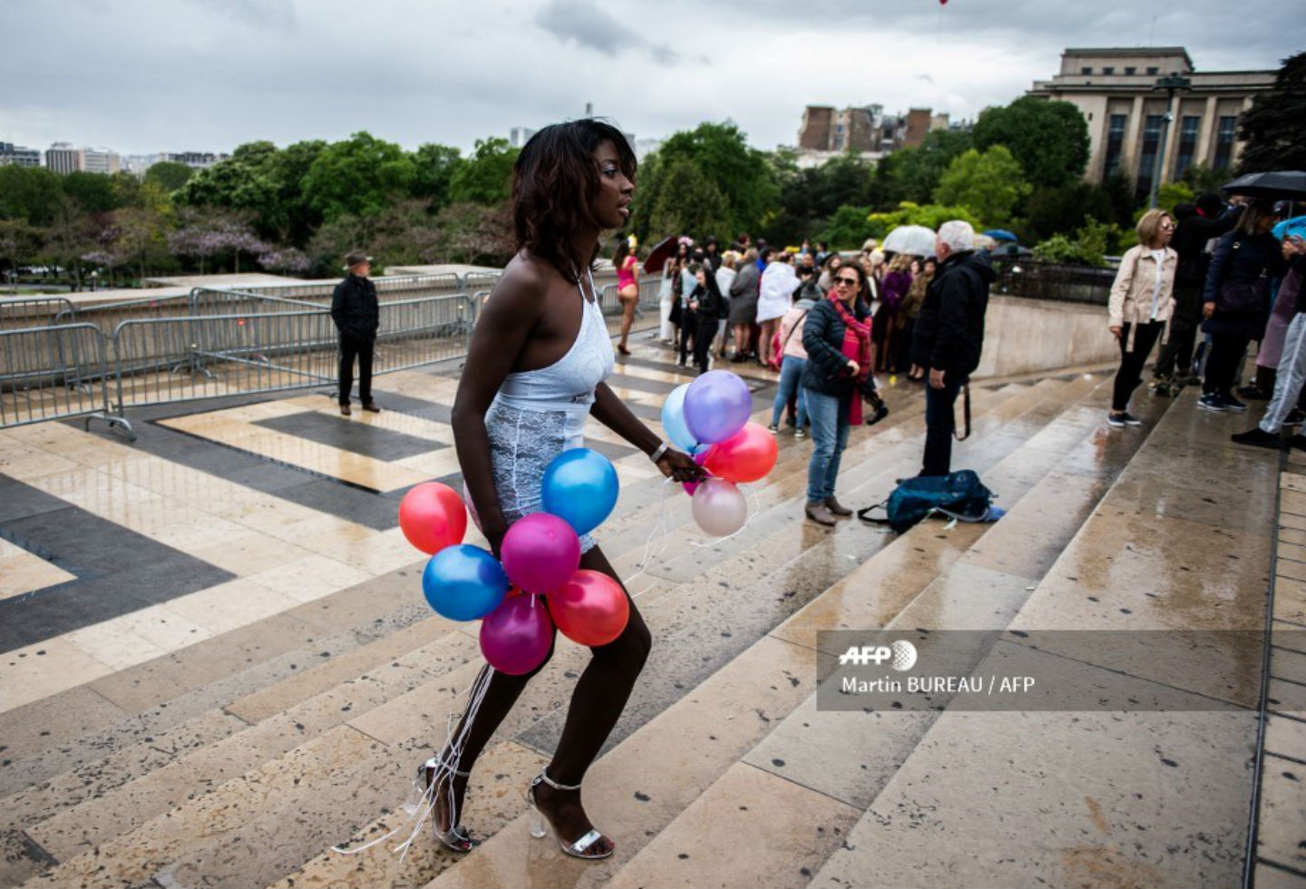 Modelos gorditas desfilaron frente a la Torre Eiffel