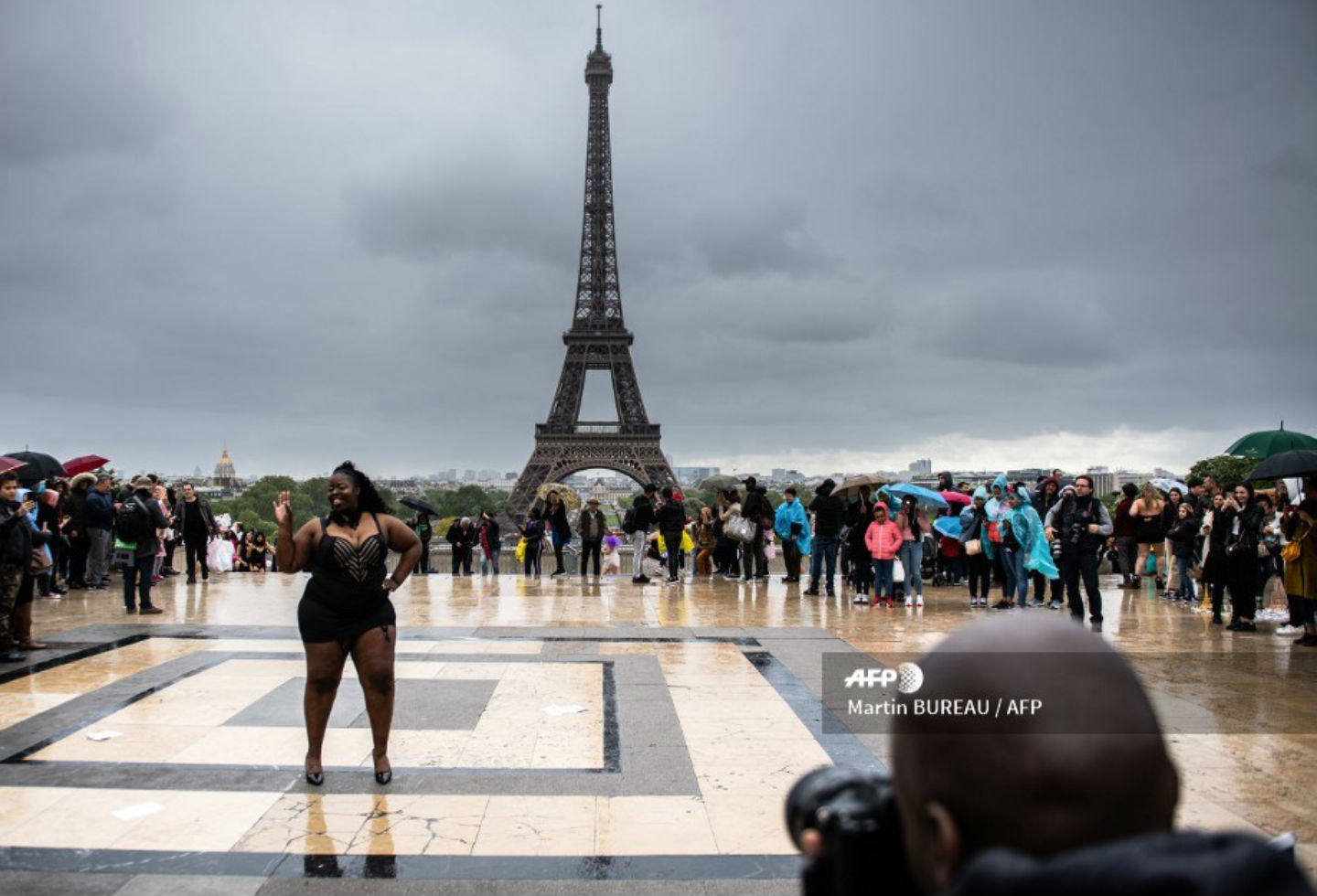 Modelos gorditas desfilaron frente a la Torre Eiffel