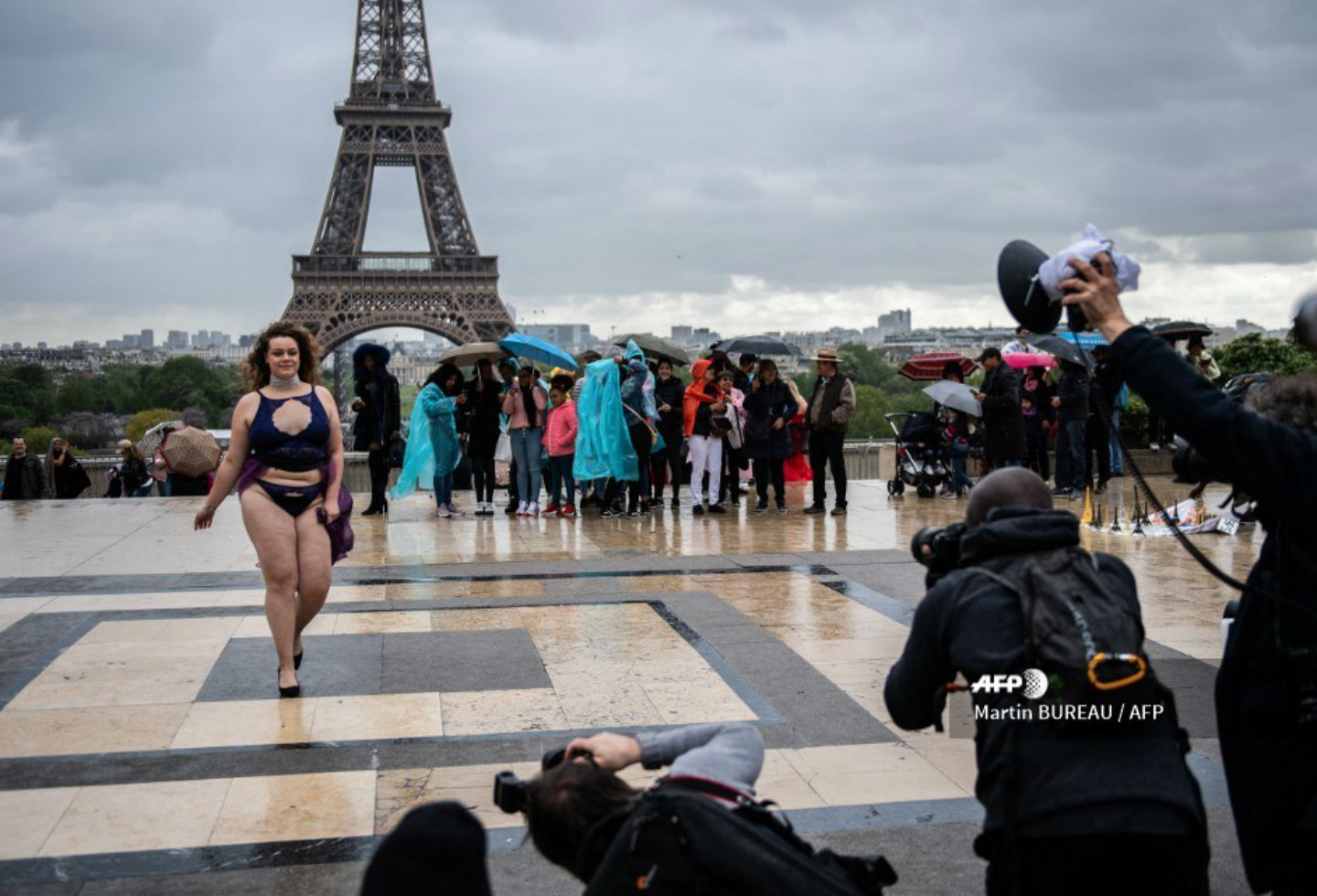 Modelos gorditas desfilaron frente a la Torre Eiffel