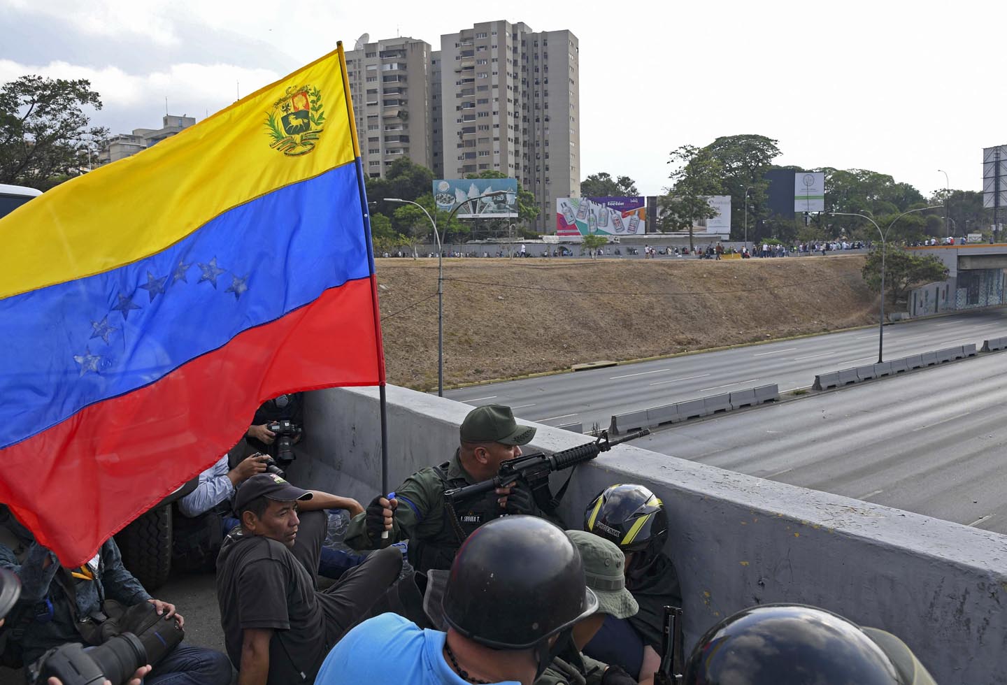 Militares a favor de Guaidó en posición, en Caracas (Venezuela) Thumbnail