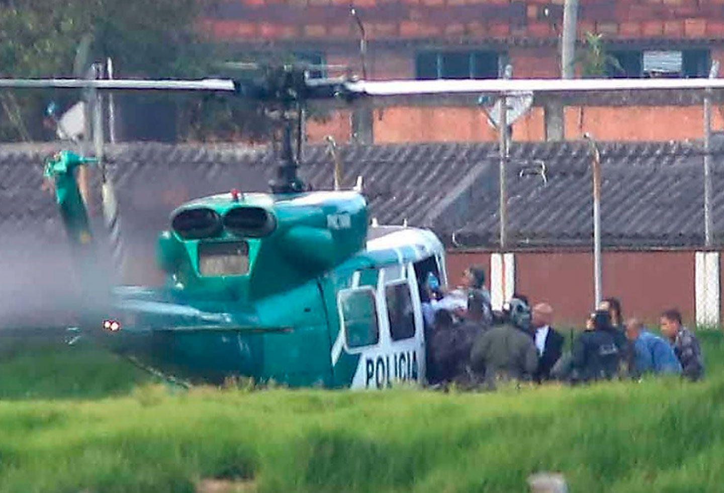 Santrich es subido a un helicóptero Thumbnail