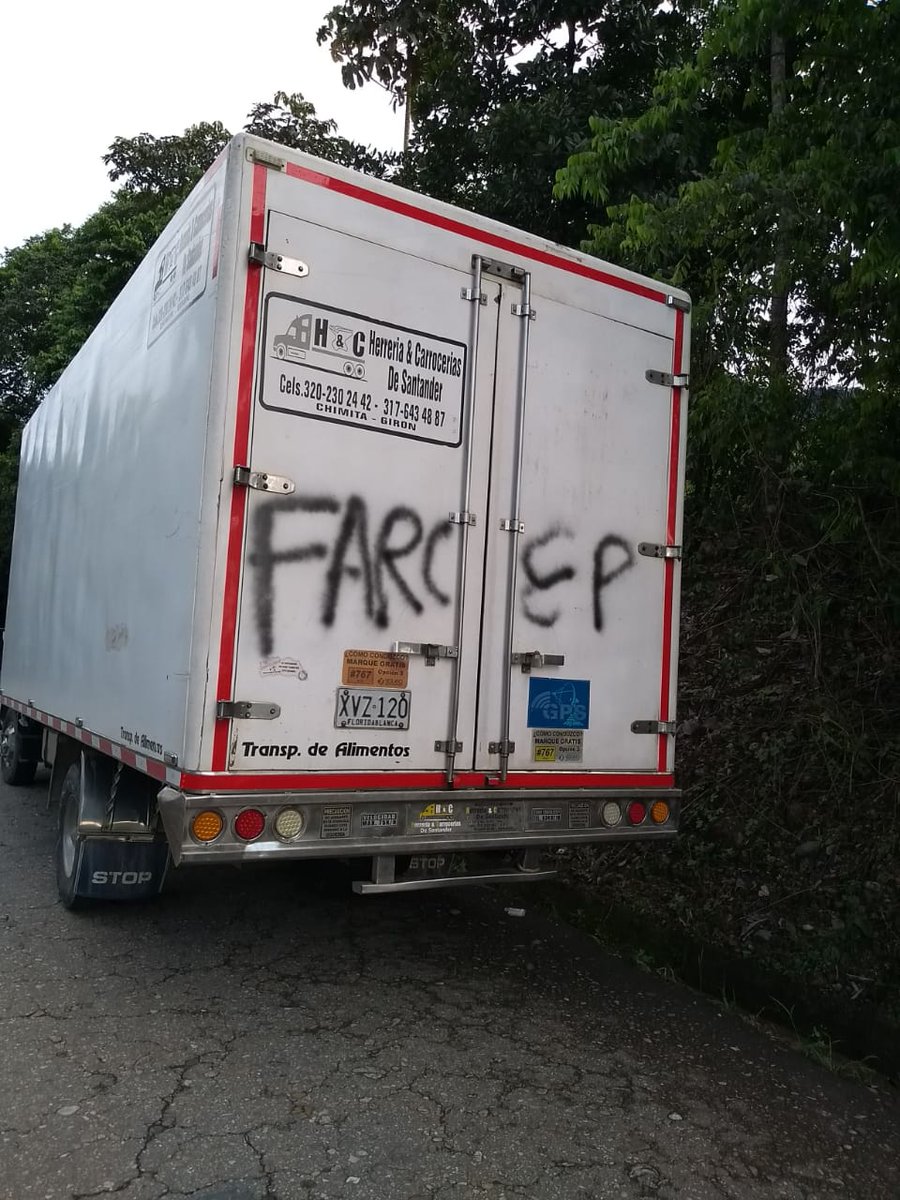 Vía la Soberanía bloqueada con vehículos por disidentes de las Farc